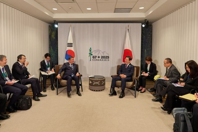 이재명 대통령이 17일(현지시간) 캐나다 앨버타주 캐내내스키스 주요 7개국(G7) 정상회의장에서 이시바 시게루 일본 총리와 한일 정상회담을 하고 있다. 연합뉴스