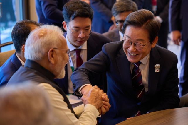 이재명 대통령과 나렌드라 모디 인도 총리가 17일(현지시간) 캐나다 앨버타주 캐내내스키스 주요 7개국(G7) 정상회의장에서 정상회담 중 손을 잡고 있다. 연합뉴스