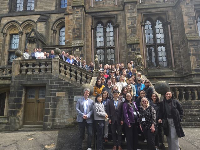 탄소중립도시연합(CNCA, Carbon Neutral Cities Alliance) 참여 도시 관계자들이 단체사진을 촬영하고 있다. 인천시 제공