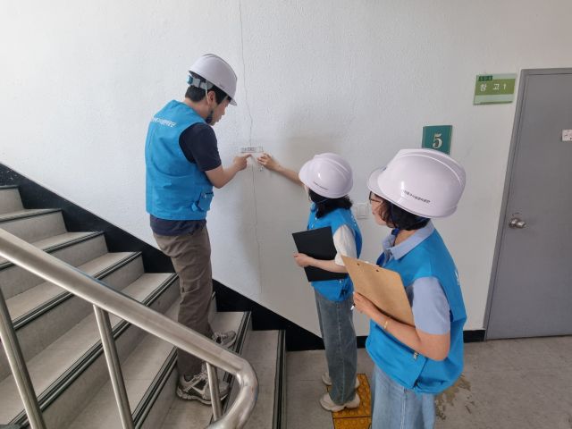 인천 중구 주민 모니터링단이 보훈회관 시설물 상태와 위험요소 등을 점검하고 있다. 인천 중구청 제공