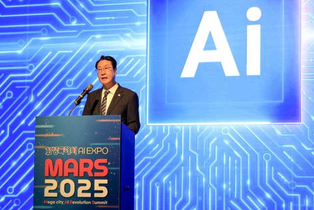 정명근 화성특례시장이 18일 코엑스 컨퍼런스룸 401호에서 열린 MARS2025 개막식에서 개회사를 하고 있다. 화성특례시 제공