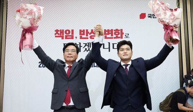 국민의힘 신임 원내대표로 당선된 송언석 의원이 16일 원내대표 선출 의원총회가 열린 국회 회의장에서 김용태 비상대책위원장과 기념촬영을 하고 있다. 연합뉴스