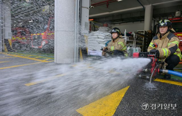 18일 오전 수원특례시 권선구 수원남부소방서에서 남부119안전센터 소방관들이 장마철을 앞두고 침수 사고 등에 대비해 양수기와 펌프 등 장비를 점검하고 있다. 윤원규기자