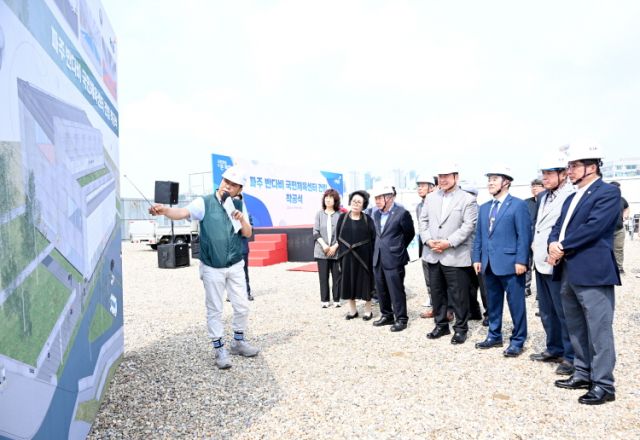 김경일 파주시장과 박정 국회의원, 박대성 시의회 의장 등이 금릉동 반다비 국민체육센터 신축현장에서 공사 관계자로부터 설명을 듣고 있다. 파주시 제공