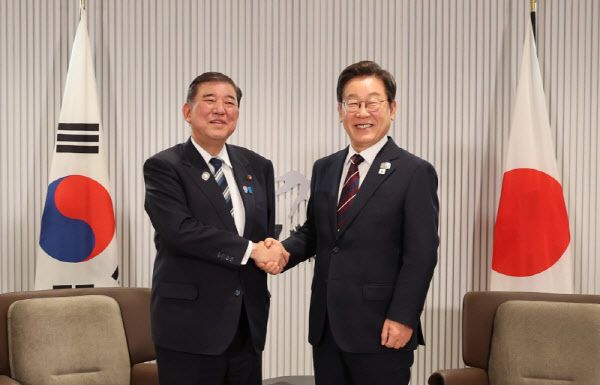 17일(현지시간) 캐나다 앨버타주 캐내내스키스 주요 7개국(G7) 정상회의장에서 열린 한일 정상회담에서 이시바 시게루 일본 총리와 기념 촬영 중인 이재명 대통령. 연합뉴스