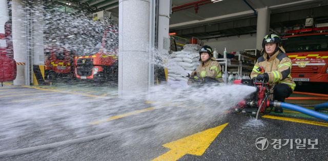 18일 오전 수원특례시 권선구 수원남부소방서에서 남부119안전센터 소방관들이 장마철을 앞두고 침수 사고 등에 대비해 양수기와 펌프 등 장비를 점검하고 있다. 윤원규기자