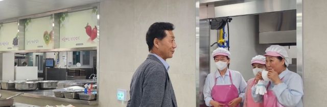여주교육지원청 김상성 교육장이 여주고 를 방문해 급식관계자아 대화를 나누고 있다. / 사진 =여주교육지원청