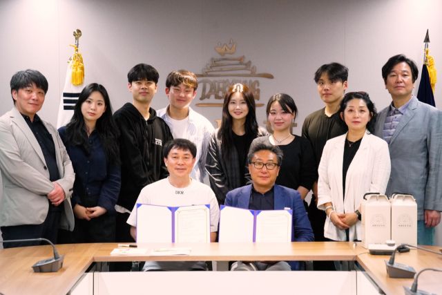 지난 17일 대경대학교와 상하이 프린지페스티벌, 젊은연극제 추진위위회 관계자들이 업무협약식에서 기념촬영을 하고 있다. 대경대학교 제공