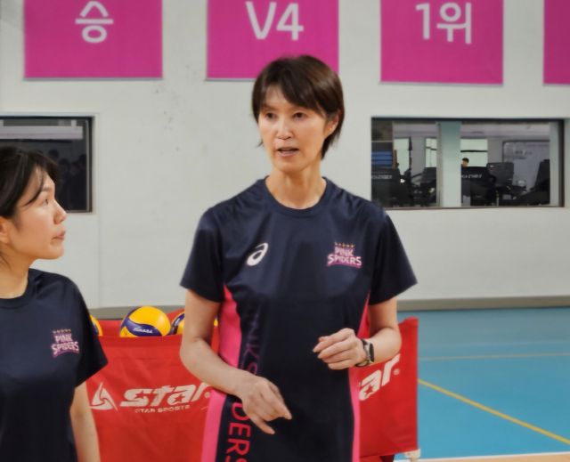 인천 흥국생명의 새 사령탑인 일본인 요시하라 도모코 감독이 조직력 중심의 배구를 강조하며 팀 재편에 나섰다.흥국생명 제공