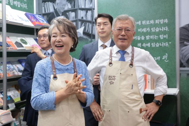 문재인 전 대통령이 18일 서울 강남구 삼성동 코엑스에서 열린 2025 서울국제도서전에서 평산책방을 찾은 독자들과 인사하고 있다. 연합뉴스