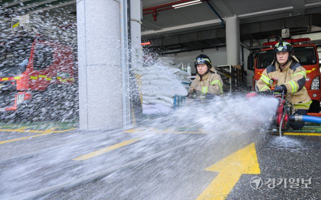18일 오전 수원특례시 권선구 수원남부소방서에서 남부119안전센터 소방관들이 장마철을 앞두고 침수 사고 등에 대비해 양수기와 펌프 등 장비를 점검하고 있다. 윤원규기자
