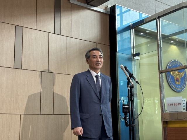 김건희 여사 관련 의혹을 수사할 민중기 특별검사가 19일 오후 김준영 경기남부경찰청장을 만난 뒤 기자들 질문에 답하고 있다. 김은진기자