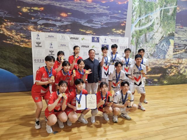 19일 열린 제26회 전국남여종별세팍타크로대회 남녀 고등부 쿼드(4인조)에서 동반 우승한 인천체고 선수들이 기념촬영을 하고 있다.인천체고 제공