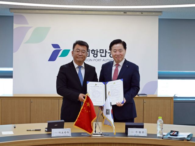 이경규 인천항만공사 사장(오른쪽)이 19일 IPA 사옥에서 가오산우 중국 자유무역시험구 청도구역 관리위원회 위원장과 해운물류 분야 협력 강화를 위한 협약을 한 뒤 기념사진을 촬영하고 있다. IPA 제공