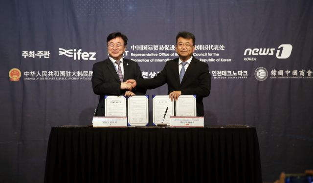 (왼쪽)윤원석 인천경제청장과 (오른쪽)가오샨우 중국 산동 자유무역시험구 칭다오편구 관리위원회 주임이 우호협력 업무협약을 한 뒤 기념 촬영을 하고 있다. 인천경제청 제공