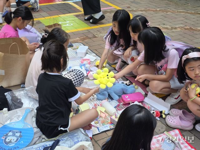 18일 오후 용인 기흥구 갈곡초등학교에서 열린 아나바다 장터에서 학생들이 물건을 사고팔면서 나눔과 환경보호의 가치를 익히고 있다. 송상호기자