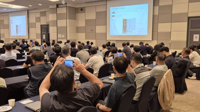 19일 화성 푸르미르호텔 그랜드볼룸홀에서 열린 ‘ONE SAFETY DAY : 안전 공동 선언식’에서 참석자들이 우수 사례 발표작을 촬영하며 경청하고 있다. 금유진기자