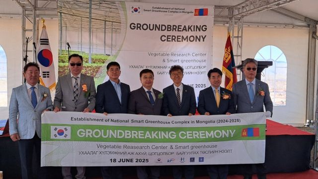 한경국립대가 지난 18일 이원희 총장(사진 오른쪽 2번째)등 관계자가 참석한 가운데 몽골 올란바트라시에서 농업단지 착공식을 가졌다.-한경국립대 제공-