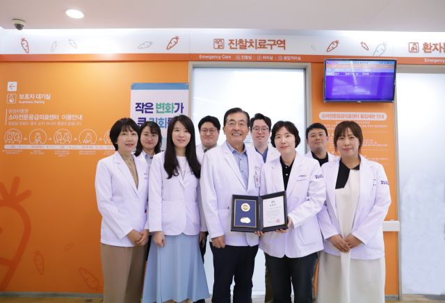 (왼쪽 세번째부터)분당차여성병원 김영탁 원장과 백소현 소아응급의료센터장, 소아응급의료센터 교수들이 기념촬영을 하고 있다. 분당차병원 제공