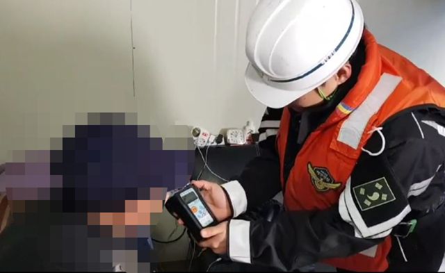 인천해양경찰서 소속 해양경철관이 음주 측정을 하고 있다. 인천해양경찰서 제공