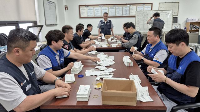 최근 한국지엠(GM)노조가 쟁의행위 찬반투표를 마친 뒤 개표하고 있다. 한국지엠노조 제공