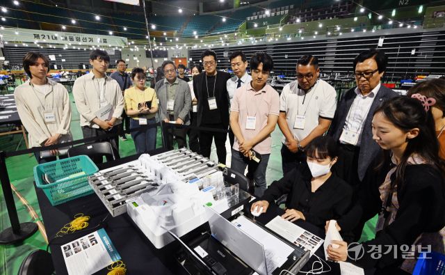 제21대 대통령 선거를 하루 앞둔 2일 공정선거참관단이 인천 부평구 삼산월드체육관에 설치된 개표소에서 개표사무원의 투표지분류기 모의시험을 참관하고 있다. 조병석기자