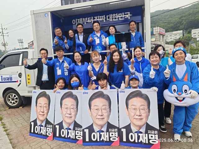 더불어민주당 광주시을지역위원회가 22일간의 제21대 대통령 선거운동 마지막 날인 6월 2일 오전 출근 인사를 하고 있다.(안태준의원실 제공)