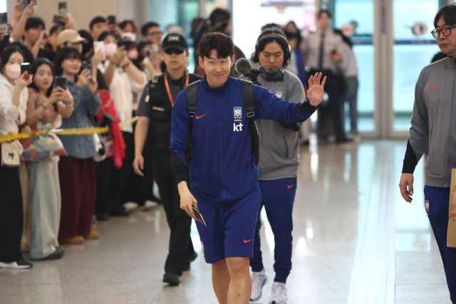한국 축구대표팀 주장 손흥민이 2일 인천국제공항을 통해 이라크로 출국하고 있다. 한국 대표팀은 이날 전세기를 타고 이라크로 이동해 6일 이라크와 2026 FIFA 북중미 월드컵 아시아 3차 예선 B조 9차전을 치른다.연합뉴스