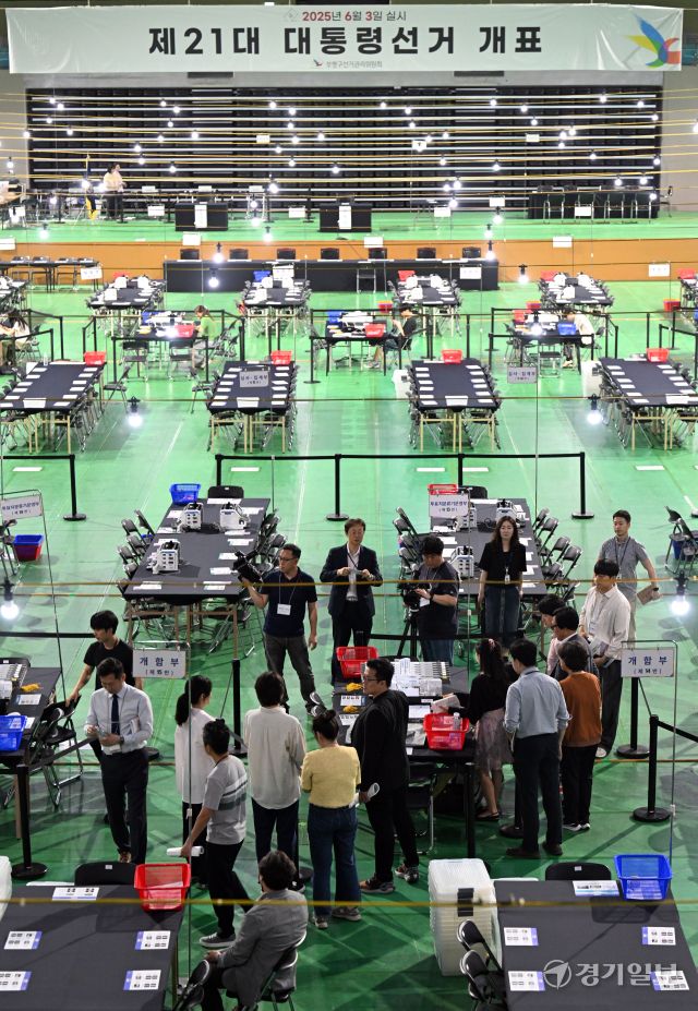 제21대 대통령 선거를 하루 앞둔 2일 공정선거참관단이 인천 부평구 삼산월드체육관에 설치된 개표소에서 개표사무원의 투표지분류기 모의시험을 참관하고 있다. 조병석기자