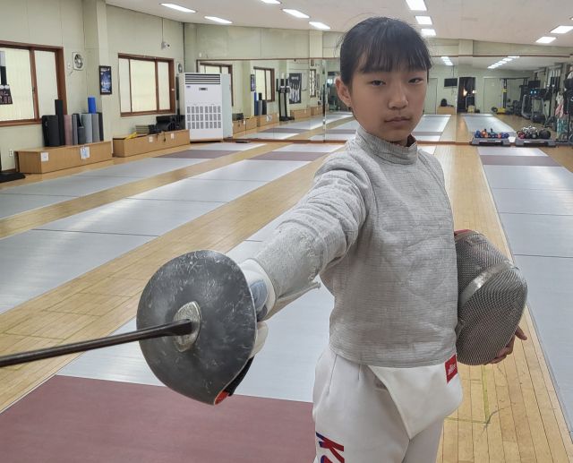 제54회 전국소년체전 펜싱 여중부 사브르 단체전서 유일한 2학년생임에도 불구하고 매 경기 최다 득점으로 에이스 역할을 톡톡히하며 경기도의 2연패를 견인한 전유주.황선학기자