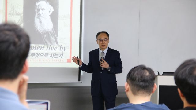 이원석 전 검찰총장이 인하대학교 법학전문대학원 학생들 앞에서 강연을 하고 있다. 인하대학교 제공