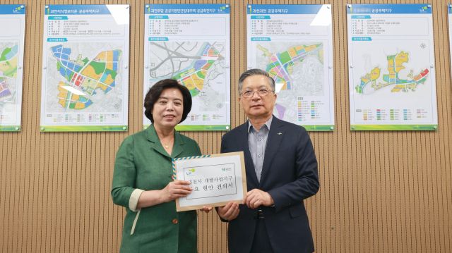 신계용 과천시장(왼쪽)이 2일 이한준 LH 사장을 만나 지역현안을 논의하고 기념촬영을 하고 있다. 과천시 제공