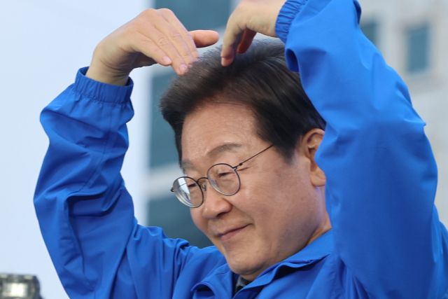 더불어민주당 이재명 대선 후보가 선거를 이틀 앞둔 1일 부산광역시 부산역광장에서 유세장을 가득 메운 시민들을 향해 하트 인사를 하고 있다. 연합뉴스