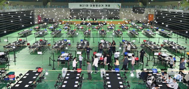 제21대 대통령 선거를 하루 앞둔 2일 공정선거참관단이 인천 부평구 삼산월드체육관에 설치된 개표소에서 개표사무원의 투표지분류기 모의시험을 참관하고 있다. 조병석기자