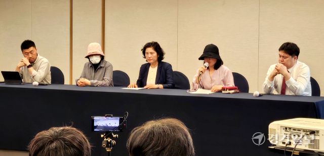 2일 오후 한국프레스센터 매화홀에서 열린 대선 D-1 긴급 기자회견에 참석한 용인 성복동 사전투표소 참관인 등 관계자들이 선관위의 대응에 관해 발언하고 있다. 송상호기자