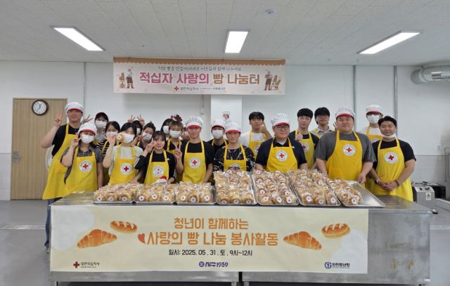 인천 서구청년센터 자원봉사단, 인천청년청, 행복플러스 봉사회 소속 청년들이 봉사활동 후 기념 사진을 찍고 있다. 인천 서구 제공