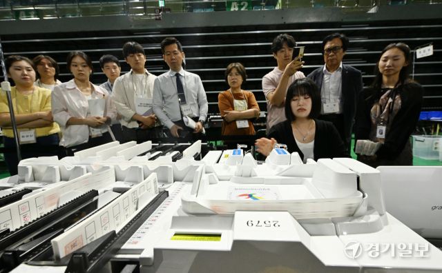 제21대 대통령 선거를 하루 앞둔 2일 공정선거참관단이 인천 부평구 삼산월드체육관에 설치된 개표소에서 개표사무원의 투표지분류기 모의시험을 참관하고 있다. 조병석기자