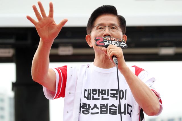 국민의힘 김문수 대선 후보가 제21대 대통령선거 선거일을 하루 앞둔 2일 동대구역 광장에서 시민들에게 지지를 호소하고 있다. 연합뉴스