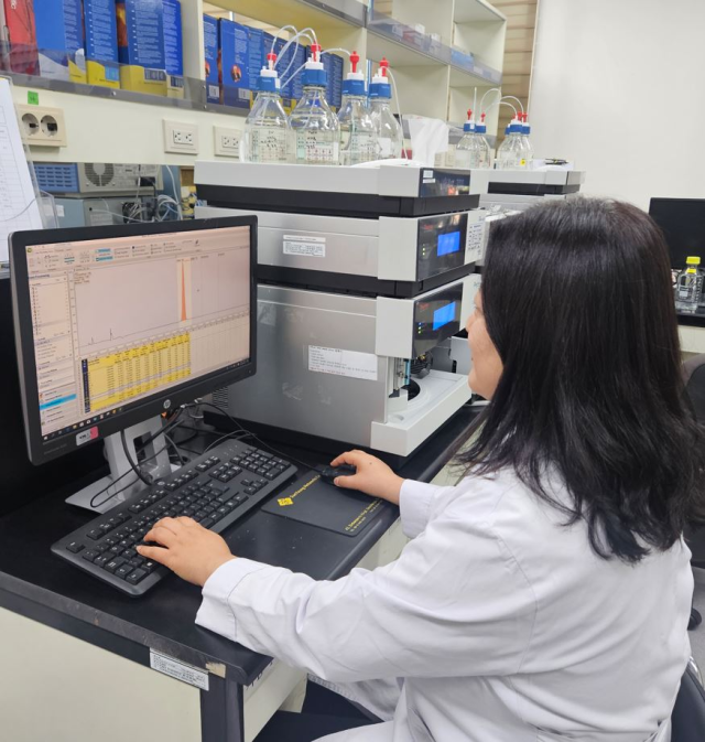 최근 인천 중구 보건환경연구원에서 한 연구원이 구중청량제 안정성 검사를 하고 있다. 인천시 제공
