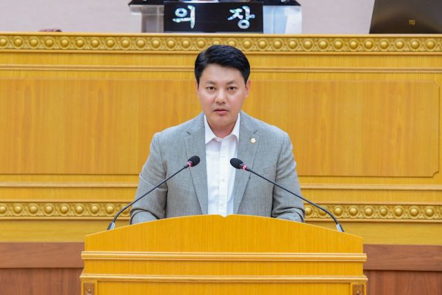 한상민 의원이 제378회 정례회 제1차 본회의에서 대표발의한 ‘지방분권 실현을 위한 자체감사 제도 독립성 확보 및 지방의회 권한 정상화 촉구 건의안’에 대해 제안설명을 하고 있다. 양주시의회 제공