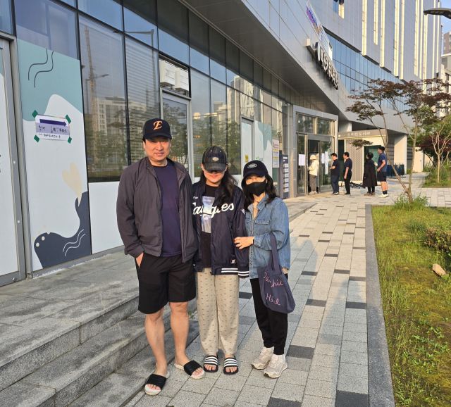 21대 대선 투표일인 3일 생애 두번째이자 대학생으로서는 첫 번째 투표권을 행사한 김서영씨(가명)가 가족들과 투표소 앞에서 기념촬영을 하고 있다. 황호영기자