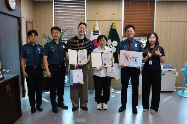 부천소사경찰서는 실종된 치매 노인을 신속하게 발견하고 신고해 소중한 생명을 지켜낸 50대 유모 씨와 20대 명모 씨에게 감사장을 수여하고 신고포상금을 전달했다고 2일 밝혔다.부천소사경찰서 제공.