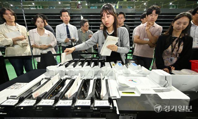 제21대 대통령 선거를 하루 앞둔 2일 공정선거참관단이 인천 부평구 삼산월드체육관에 설치된 개표소에서 개표사무원의 투표지분류기 모의시험을 참관하고 있다. 조병석기자