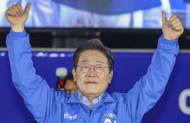 더불어민주당 이재명 대선 후보가 선거를 하루 앞둔 2일 서울 여의도공원 마지막 유세에 입장해 환호하는 시민들을 향해 엄지를 들어보이고 있다. 연합뉴스