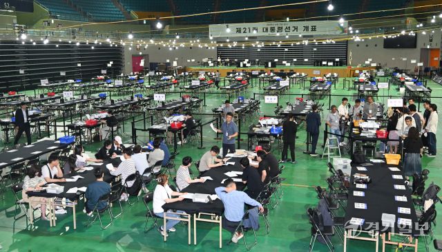 제21대 대통령 선거를 하루 앞둔 2일 공정선거참관단이 인천 부평구 삼산월드체육관에 설치된 개표소에서 개표사무원의 투표지분류기 모의시험을 참관하고 있다. 조병석기자