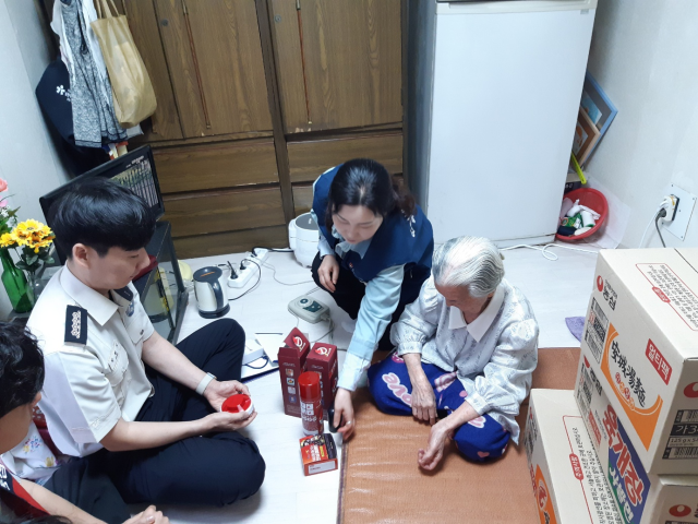 인천쪽방상담소가 쪽방촌에 사는 어르신을 찾아 화재경보기와 휴대용 소화기 사용법을 설명하고 있다. 인천시 제공