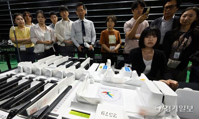 제21대 대통령 선거를 하루 앞둔 2일 공정선거참관단이 인천 부평구 삼산월드체육관에 설치된 개표소에서 개표사무원의 투표지분류기 모의시험을 참관하고 있다. 조병석기자