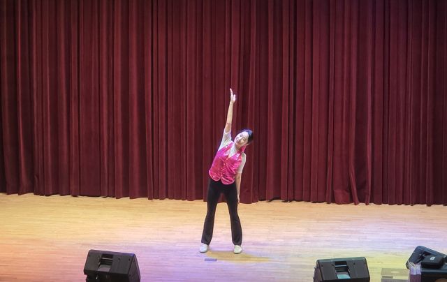 20일 파주 시민회관에서 열린 ‘2025년 바른식생활교육 삼시세끼 건강페스티벌’에서 초대가수의 공연이 진행되고 있다. 2025년 바른식생활교육 삼시세끼 건강페스티벌 사무국 제공