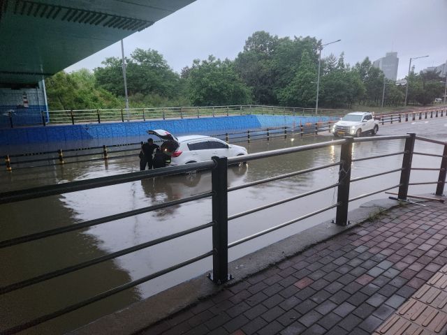 20일 오전 인천 중구 운서동 한 도로가 물에 잠긴 모습. 인천소방본부 제공