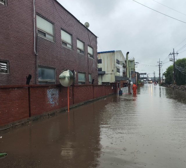 많은 비로 인해 인천 서구 오류동의 도로가 물에 잠겼다. 인천시 제공